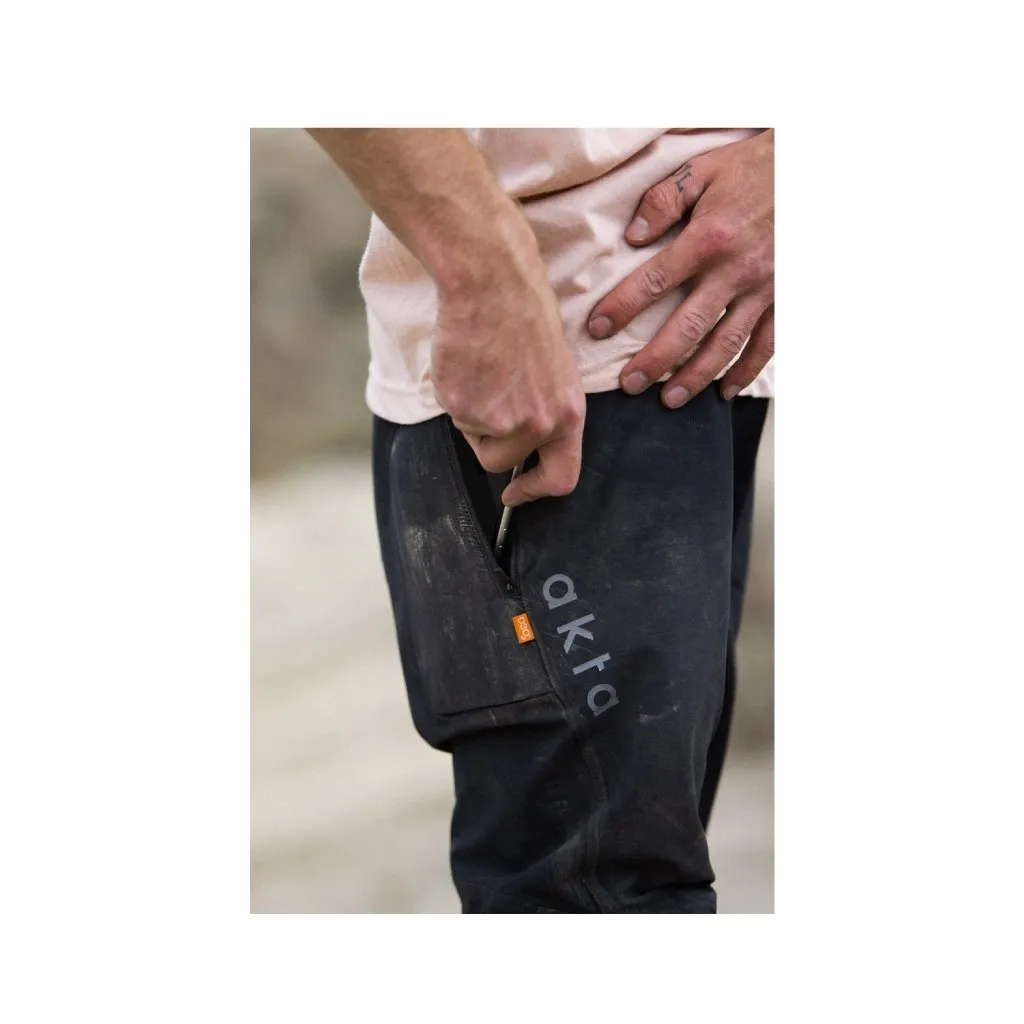 Akta trail short almost black