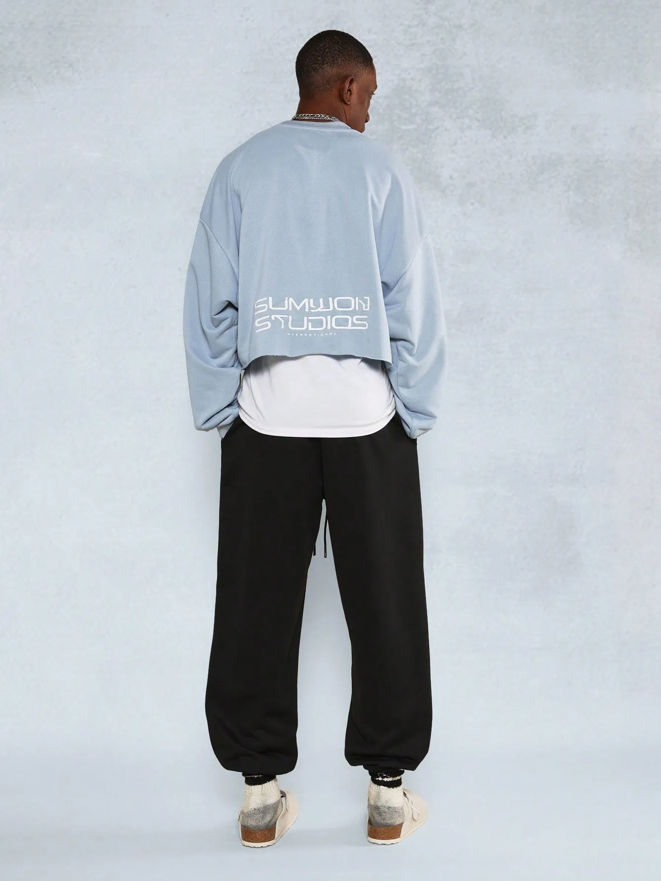 Cropped Long Sleeve Raw Edge Sweatshirt With Small Embroidery And 90's Jogger 2 Piece Set