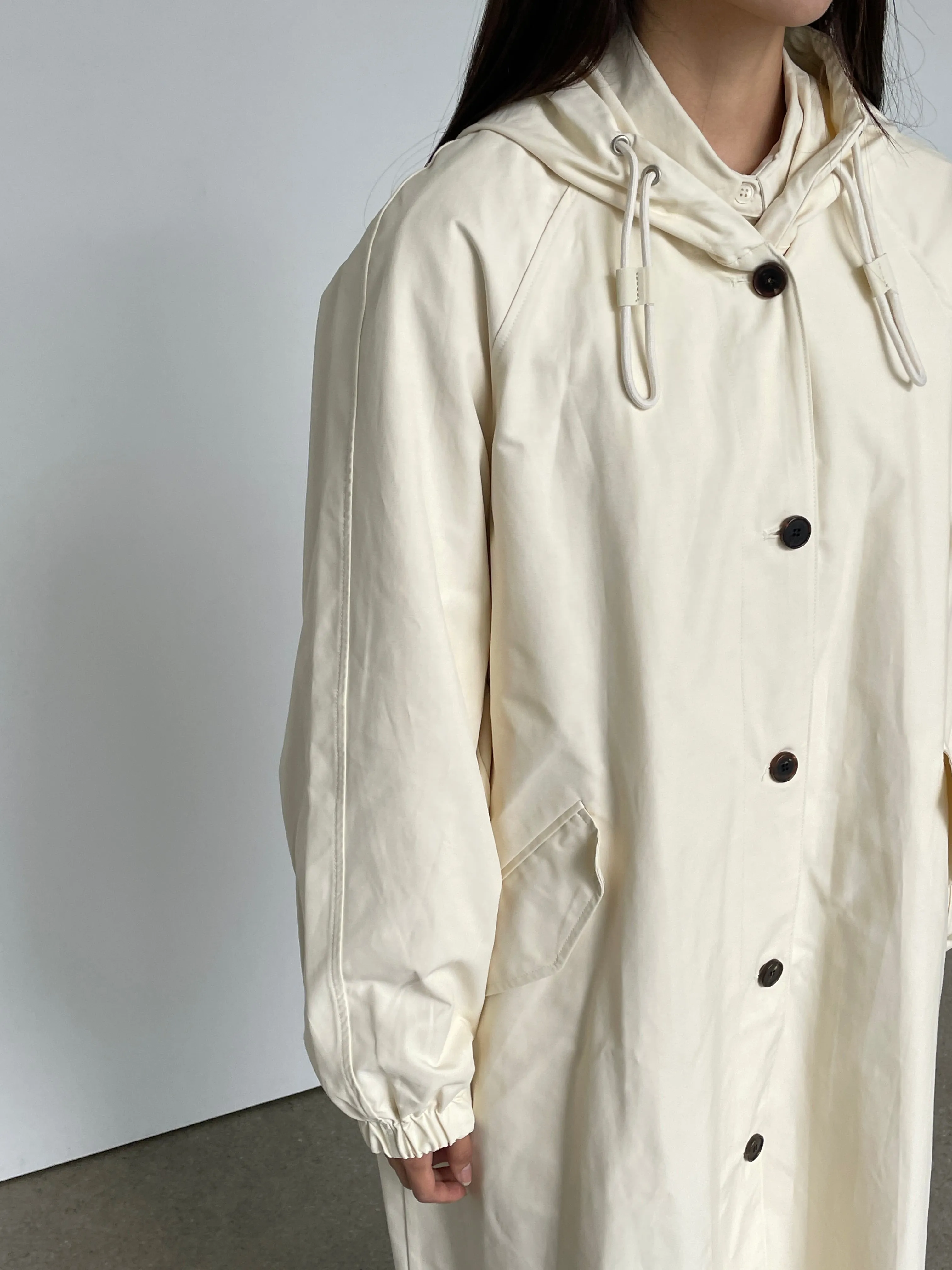 Hooded coat with raglan sleeves