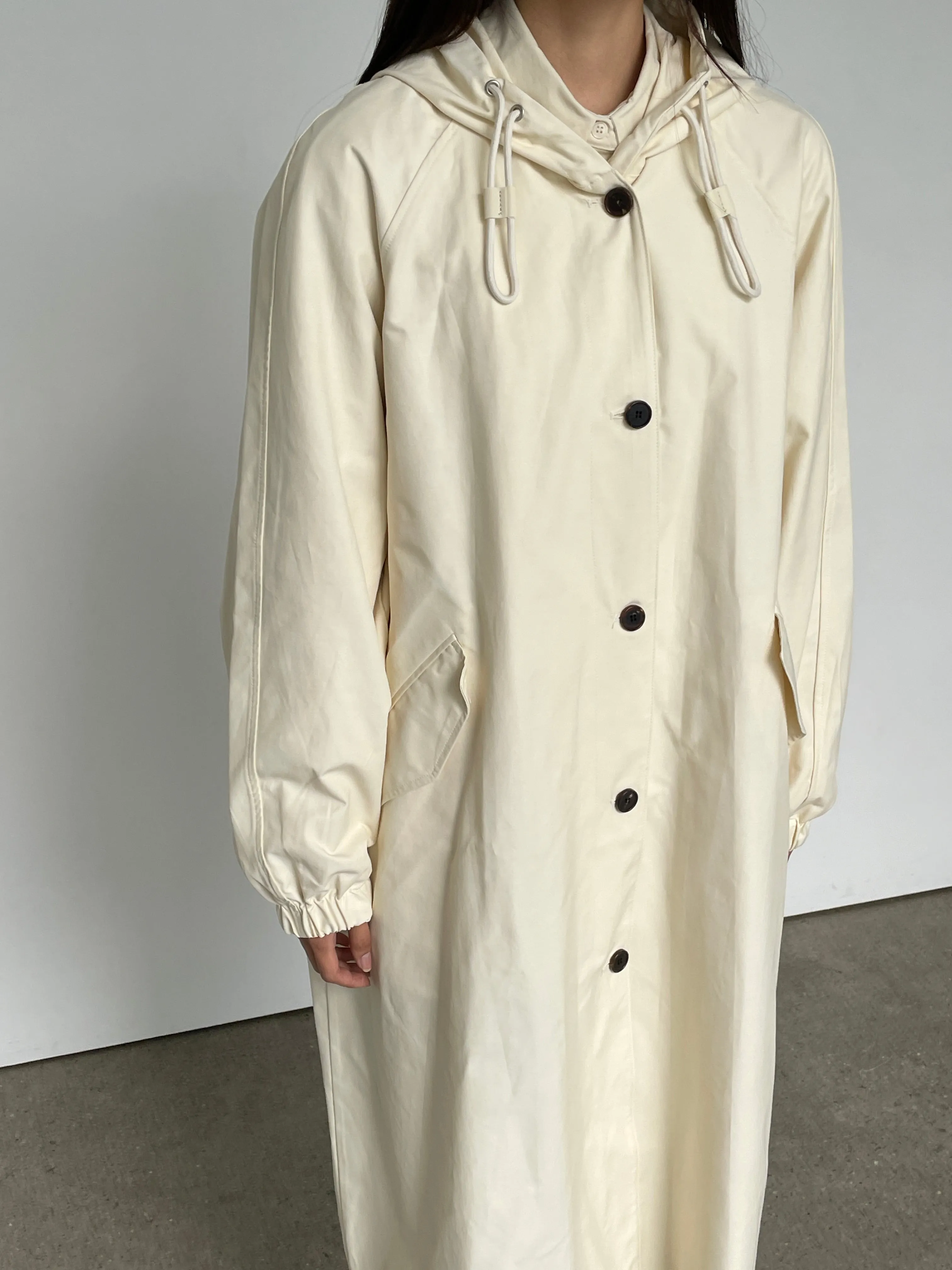 Hooded coat with raglan sleeves